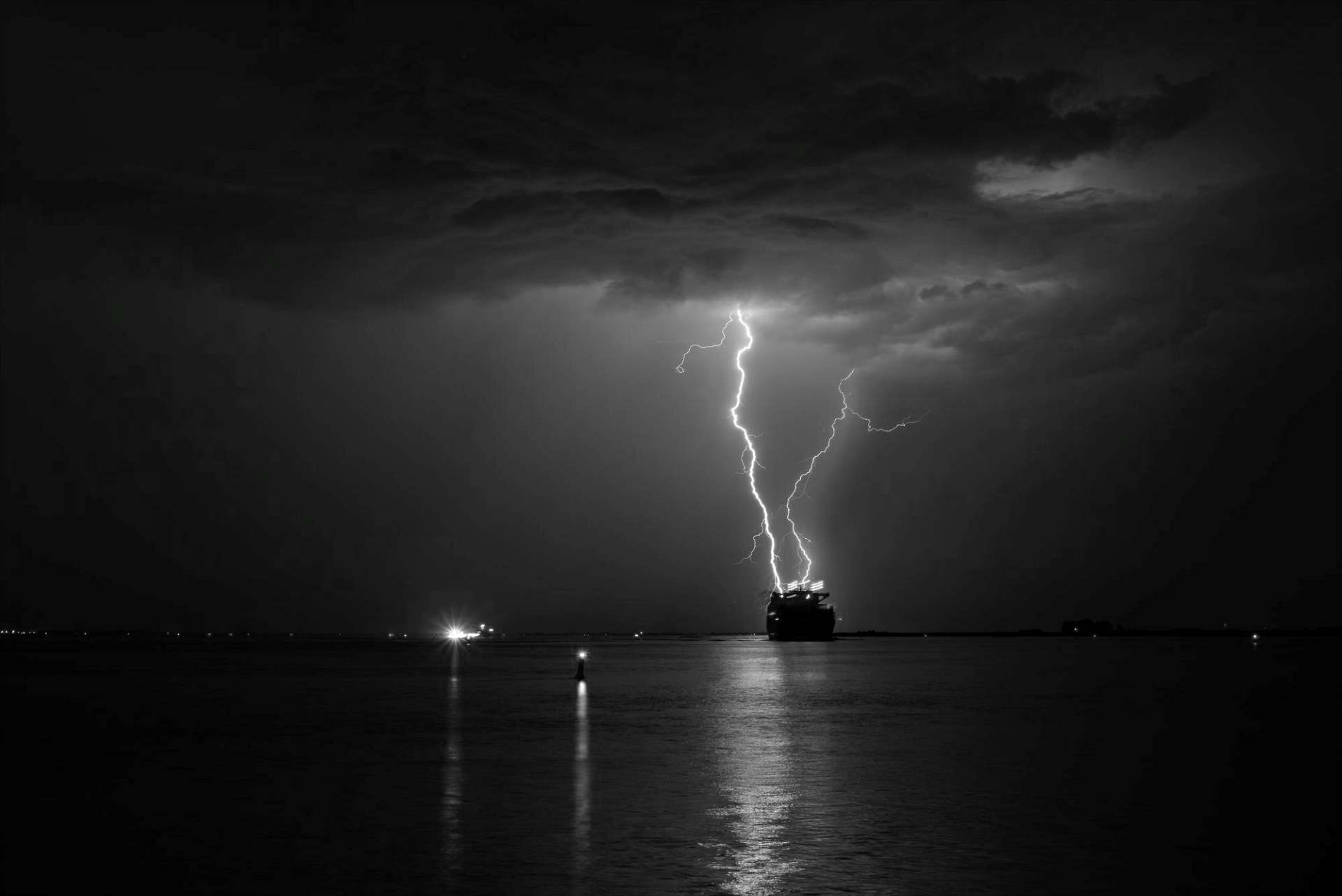 Blitz über einem Schiff im Wasser symbolisert EMV
