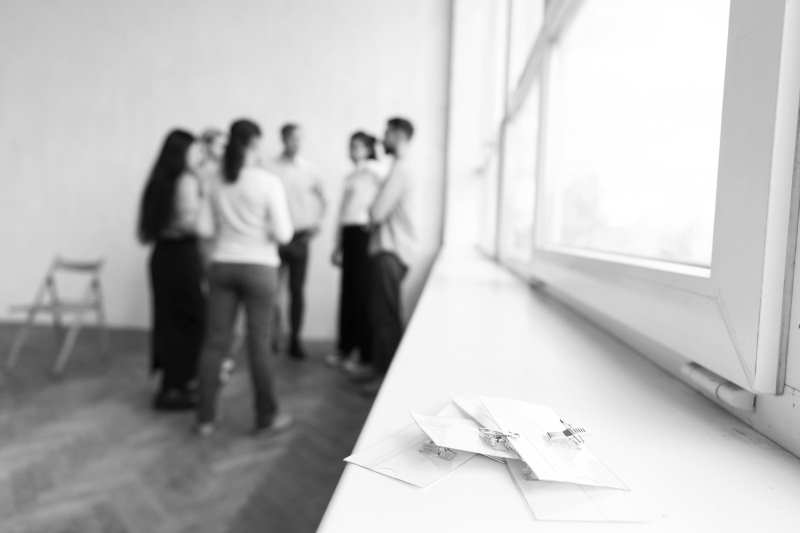 Team diskutiert in offener Bürorunde; Notizen auf Fensterbank; Fokus auf embedded software.