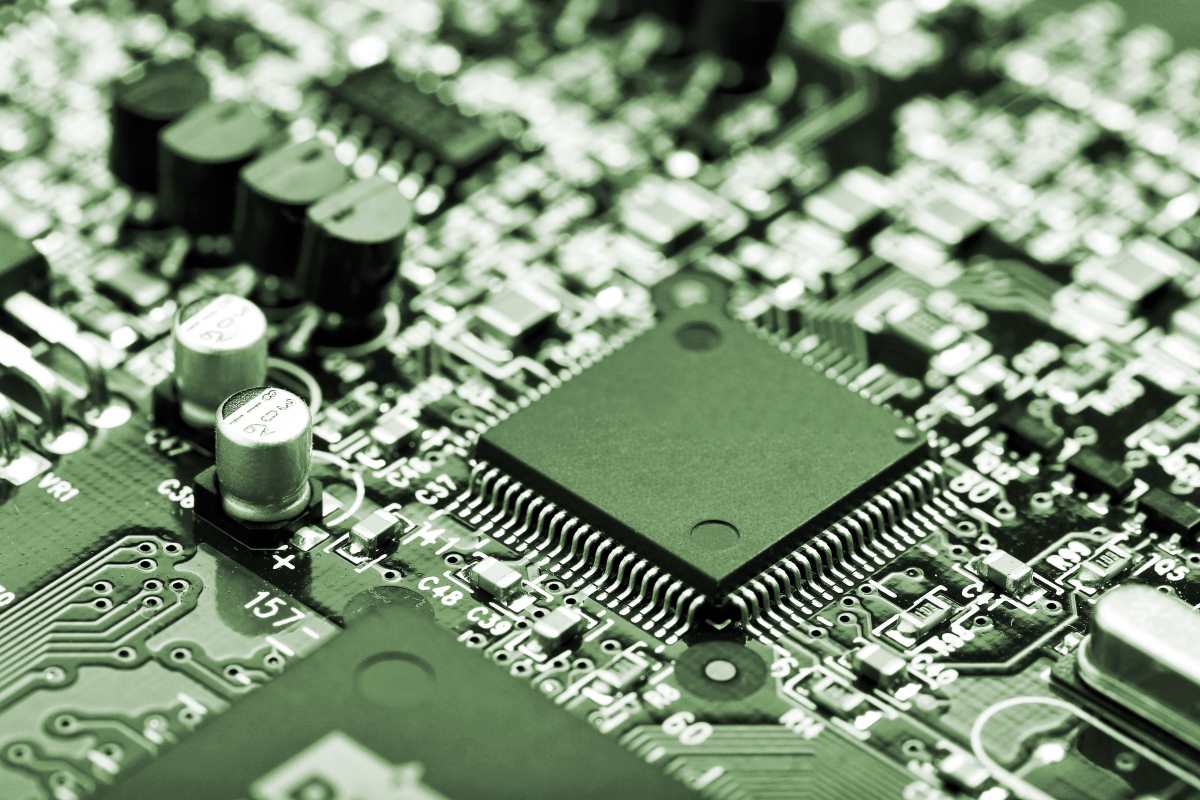 Leiterplatte mit Mikrochip – Elektronik und embedded hardware, Nahaufnahme.