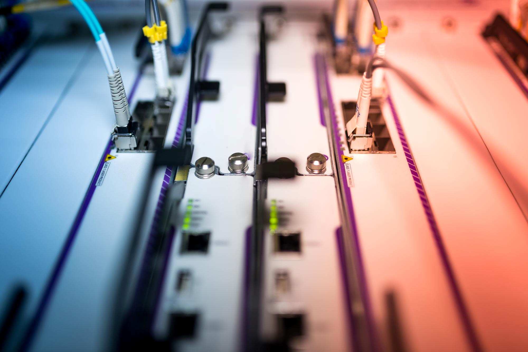 Kabelverbindungen und Embedded Hardware in der Produktion - bei Kommunikationssystemen wird RTOS eingesetzt