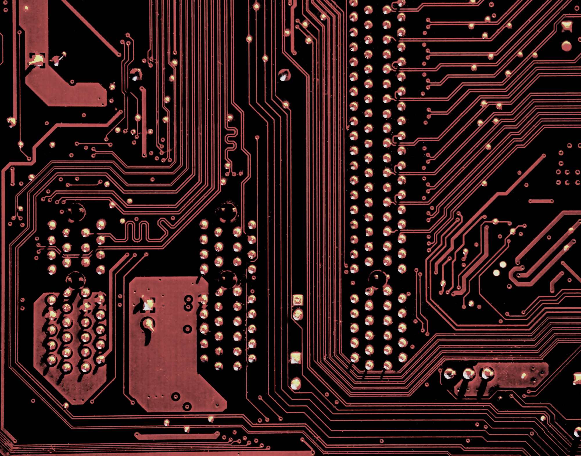 Nahaufnahme einer Elektronikplatine mit Kupferbahnen und Lötpads; Elektronik-Layout im Fokus.