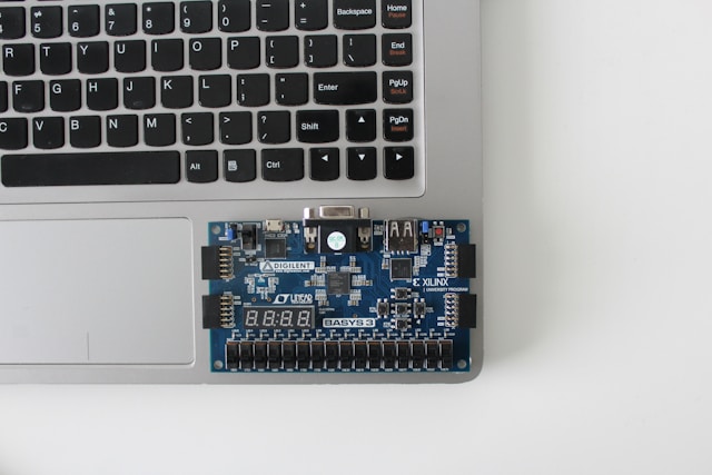 FPGA-Board neben Laptop-Tastatur