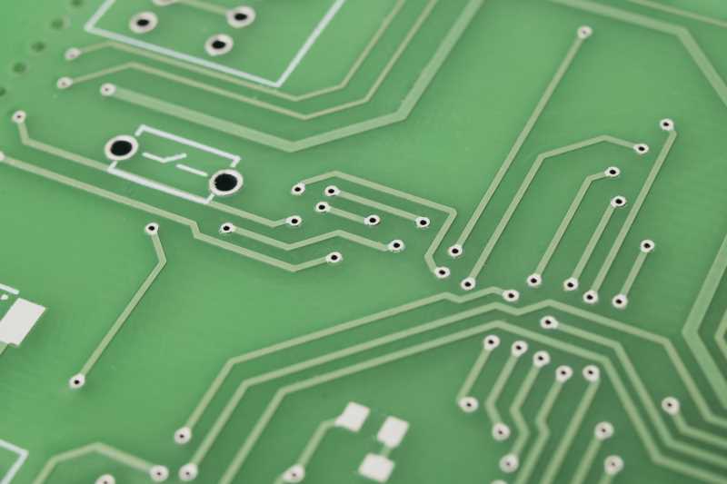 Nahaufnahme einer Leiterplatte (PCB) – Elektronik, embedded hardware und funktionale sicherheit.