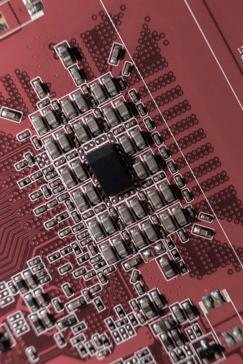 Leiterplatte mit Mikrochip – Elektronik und embedded hardware, Nahaufnahme.