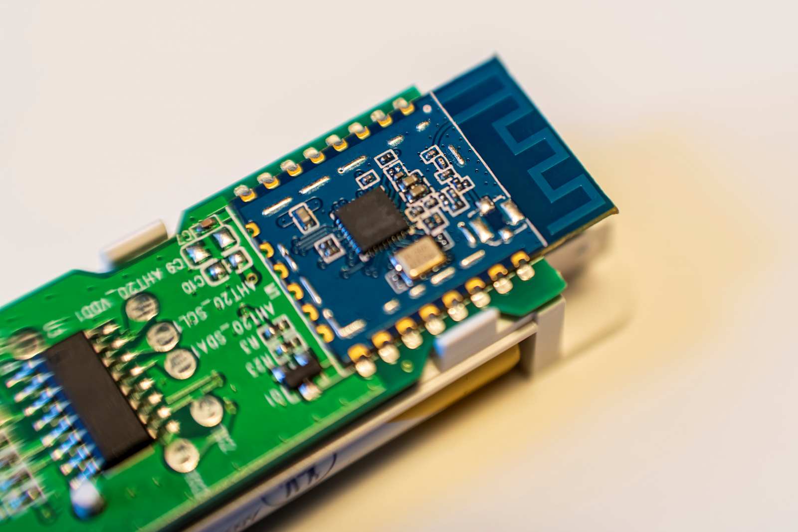 Nahaufnahme eines PCB-Moduls mit Mikrocontroller – embedded hardware, elektronik.