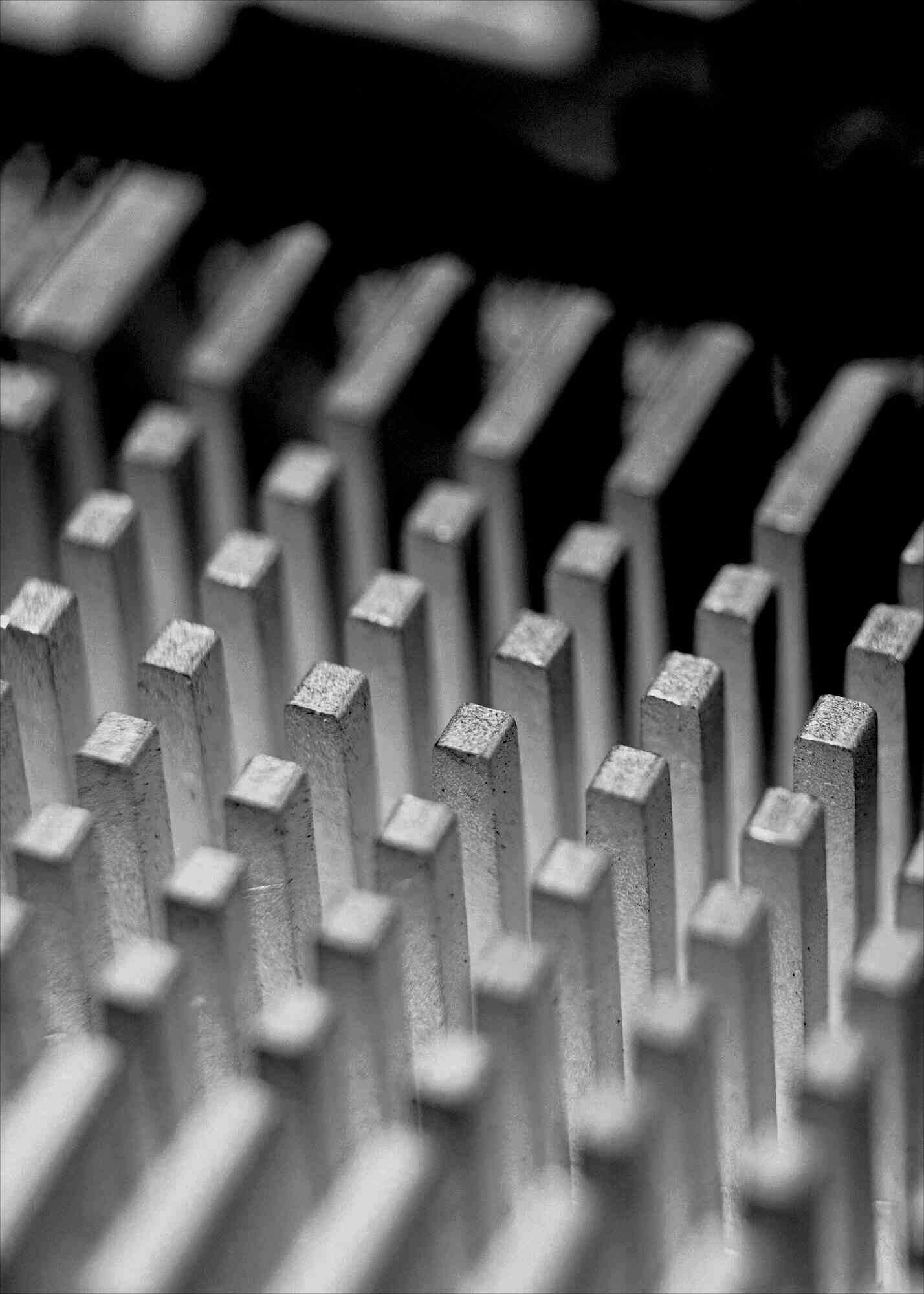 Nahaufnahme eines Metall-Pin-Arrays mit quadratischen Stiften – Elektronik-Komponenten, embedded hardware.